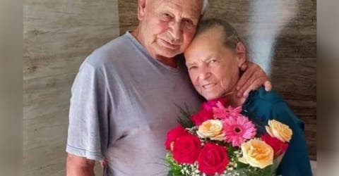 Le da flores a su esposa con Alzheimer con la esperanza de que lo reconociera y termina llorando