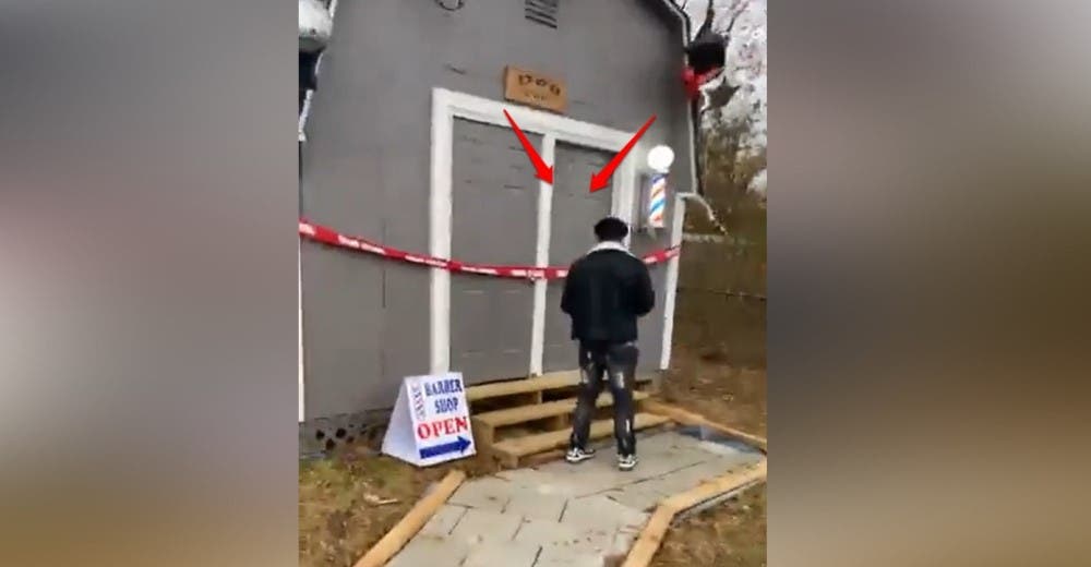 Cuando abre la puerta termina llorando emocionado y agradecido con su madre Cuando abre la puerta termina llorando emocionado y agradecido con su madre