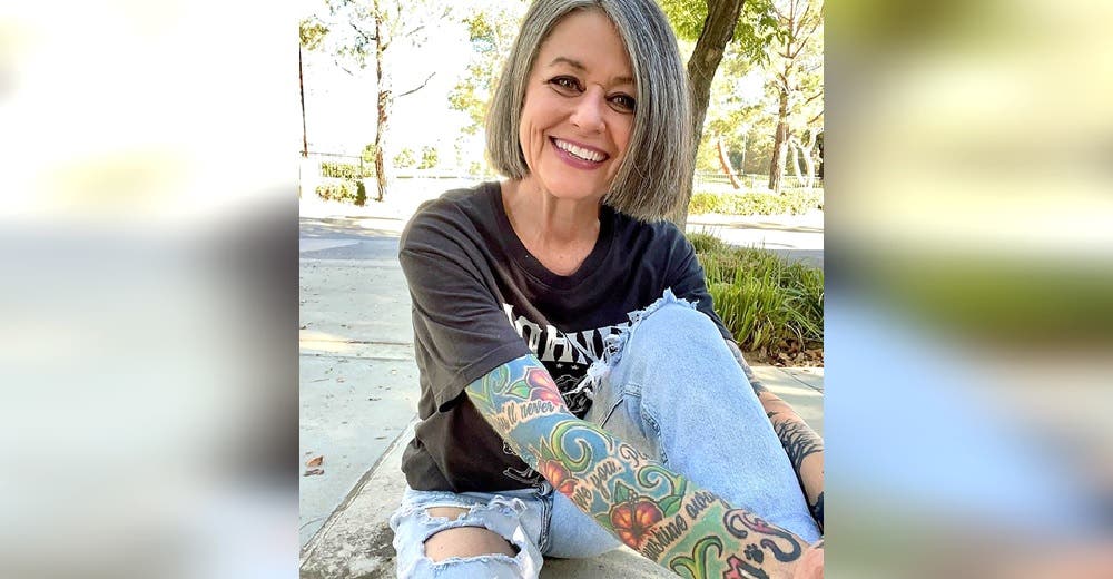 Les responde a quienes la critican por tatuarse y vestirse como una adolescente a los 56 años