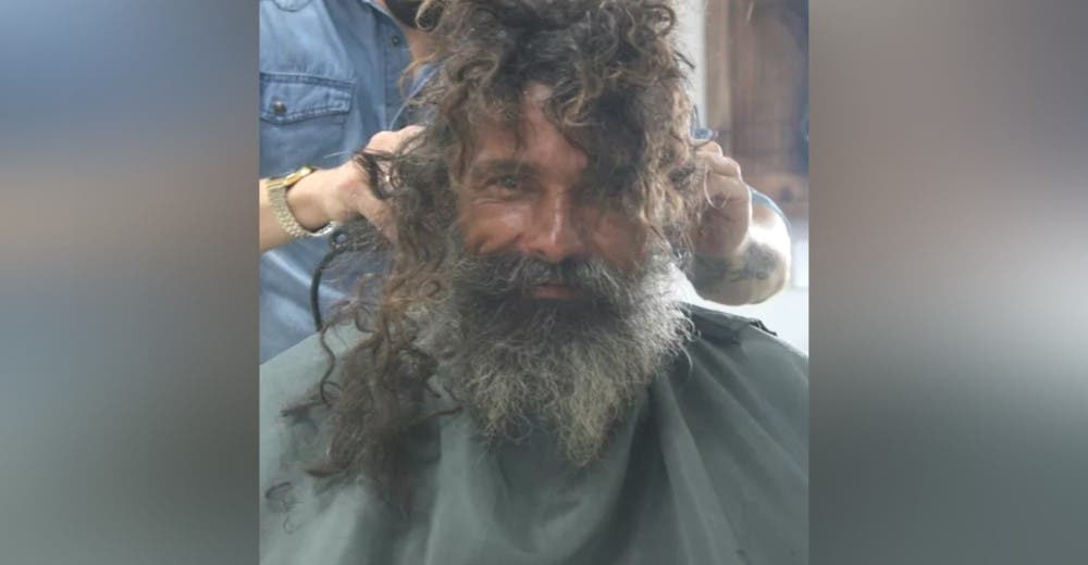 Un hombre sin hogar entra a una peluquería pidiendo afeitar su barba y sale irreconocible