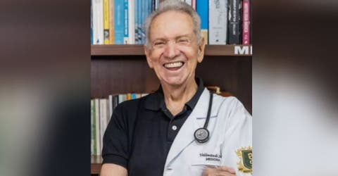 A los 87 años culmina la mitad de la carrera de medicina – «Era muy pobre para estudiar»