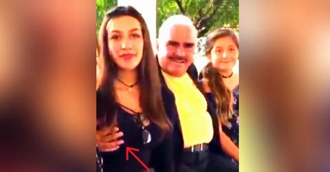 Acusa indignada a Vicente Fernández por su postura mientras posaban para una foto