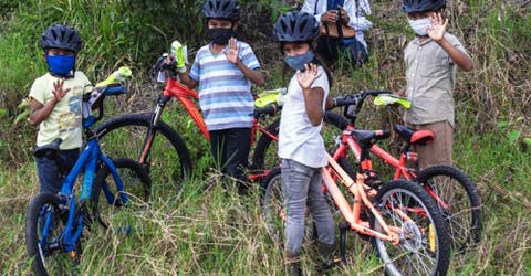 Los niños de una humilde comunidad reciben una bicicleta para que puedan trasladarse a la escuela