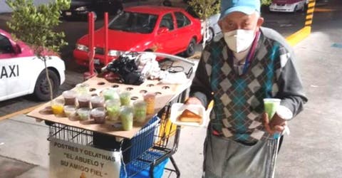 Un abuelito vende postres para recaudar dinero y poder operar a su nieto