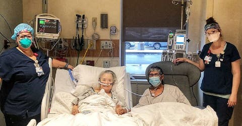 Una pareja de abuelitos hace llorar a los sanitarios con su cita romántica en el hospital