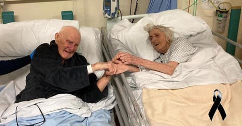 Captan a unos abuelitos tomándose de las manos por última vez antes de morir tras 70 años juntos