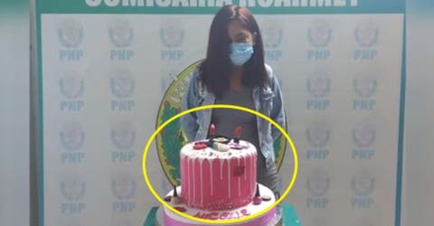 La detienen mientras celebraba su cumpleaños y le piden que pose junto a su pastel