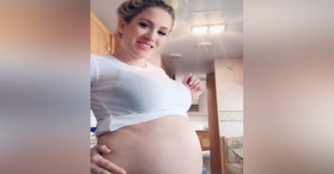 Se prepara para dar a luz a gemelos cuando queda embarazada de un tercer bebé