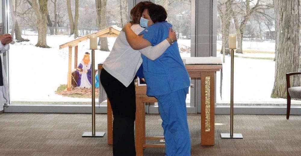 Antes de morir le pide a su enfermera que vaya a la graduación de su hija a abrazarla por ella