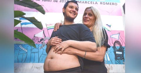 Un hombre da a luz a su bebé y responde a las críticas – «Fue natural, como cualquier pareja»