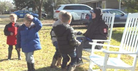 Encuentran a un grupo de niños fuera de la guardería con un hombre de 91 años con demencia