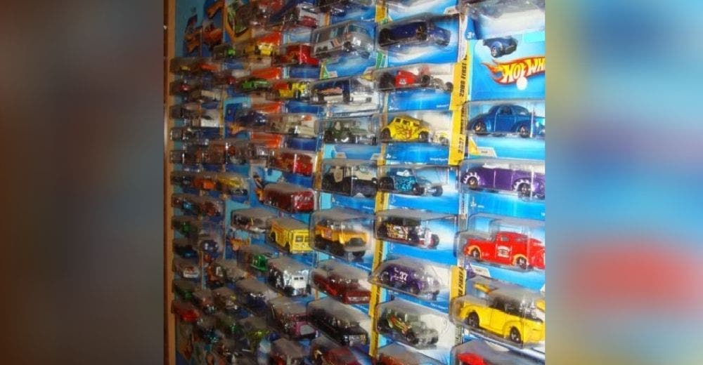 Mujer incinera toda la colección de autos miniaturas de su esposo porque gastaba demasiado