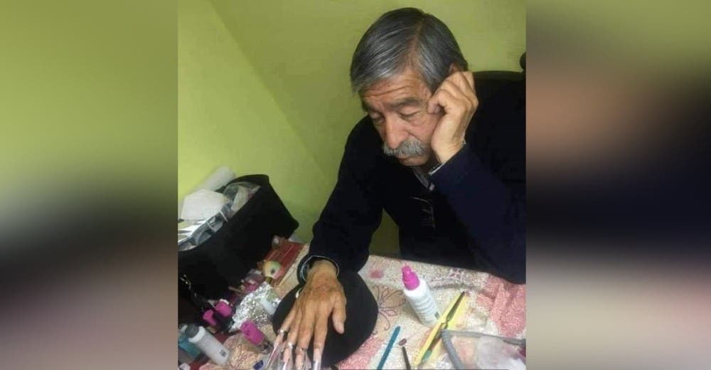 Se convierte en modelo y se hace la manicura para ayudar a su hija a aprobar un examen Se convierte en modelo y se hace la manicura para ayudar a su hija a aprobar un examen