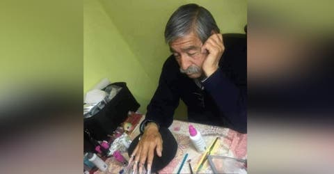 Se convierte en modelo y se hace la manicura para ayudar a su hija a aprobar un examen