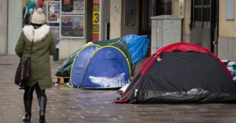 Hace que su hija de 14 años duerma en una carpa por haberse burlado de un hombre sin hogar