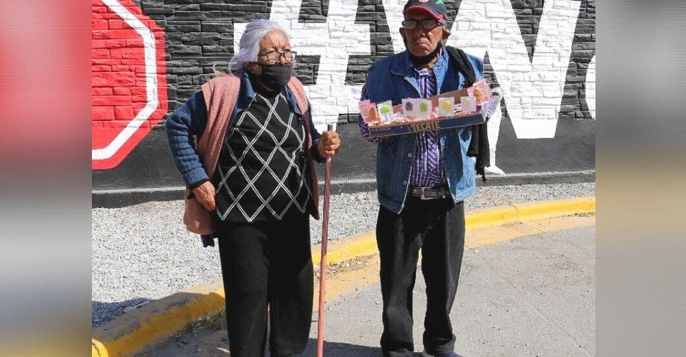 Una pareja de abuelitos enfermos venden dulces en la calle para pagar sus pañales y medicinas
