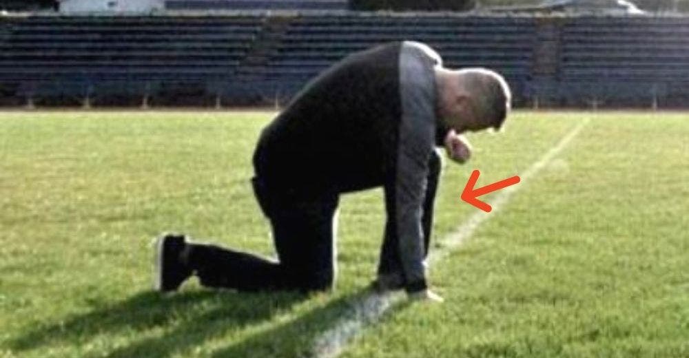 Despiden a un entrenador por rezar en el campo al terminar el partido