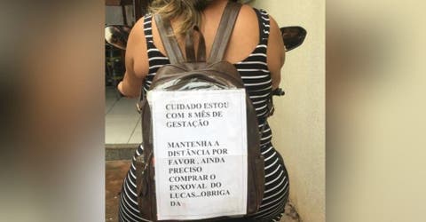 Una humilde mujer embarazada pega una nota en su mochila que alerta a los conductores