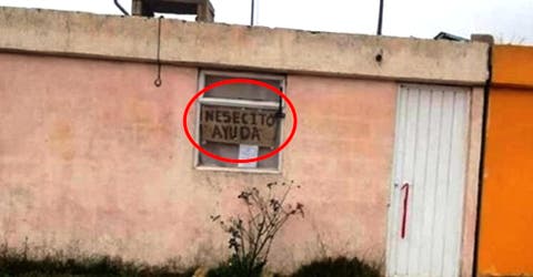 Familia pega un alarmante cartel en la ventana con la esperanza de llamar la atención de alguien