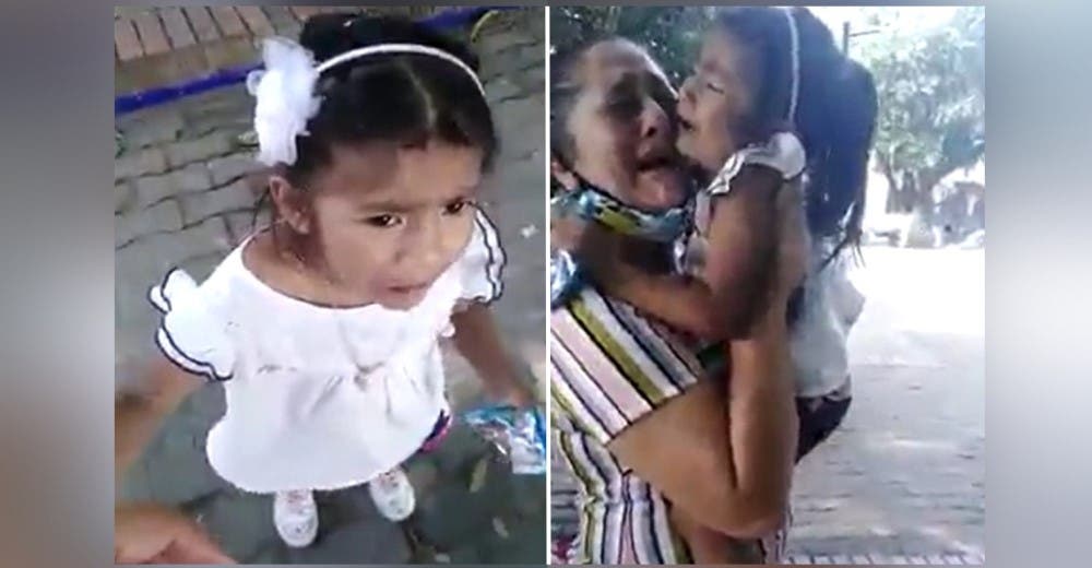 Llora suplicando que no la separen de su madre adoptiva para entregarla a sus padres biológicos