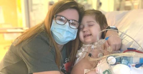 Un niño de 5 años que lucha por sobrevivir espera cada día un paquete en el hospital