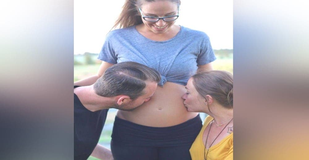 Incluyen a otra mujer en su matrimonio y traen al mundo a su primer hijo juntos Incluyen a otra mujer en su matrimonio y traen al mundo a su primer hijo juntos