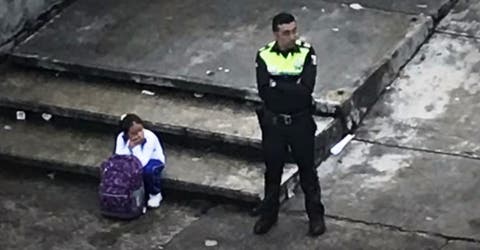 Un policía actúa ante una niña solitaria en la calle sin saber que lo estaban grabando