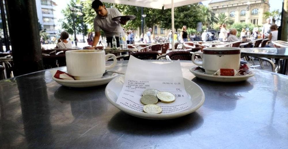 Un cliente escribe en el ticket antes de irse y hace llorar a los empleados del restaurante Un cliente escribe en el ticket antes de irse y hace llorar a los empleados del restaurante