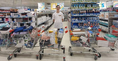 La madre de un niño de 13 años permite que llene 5 carritos de supermercado con útiles escolares