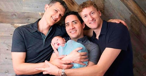 Tres hombres en relación poliamorosa hacen historia al convertirse en padres legales de un bebé