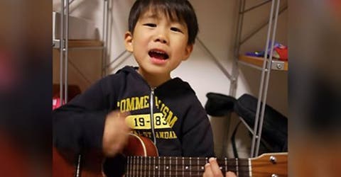 El video de un niño de 5 años tocando el ukelele roba corazones, hasta que abre la boca