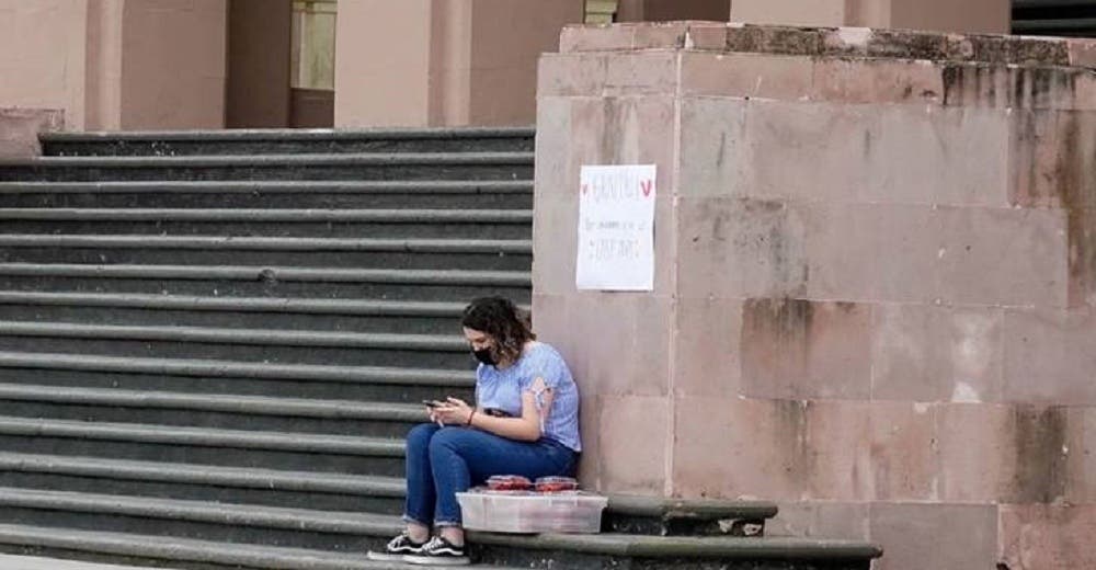 Vende dulces en la calle para poder cumplir el sueño de ir a un programa especial de la NASA