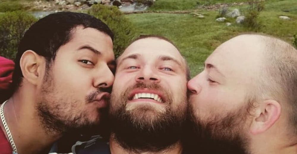 Conoce a un matrimonio y terminan conviviendo los 3 compartiendo incluso la misma cama Conoce a un matrimonio y terminan conviviendo los 3 compartiendo incluso la misma cama