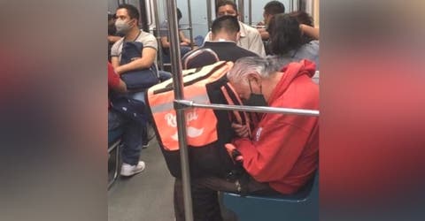 Un abuelito que trabaja a pie como repartidor se queda dormido tras una larga jornada