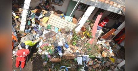 Una mujer de 55 años sobrevive en su vivienda entre toneladas de basura y roedores