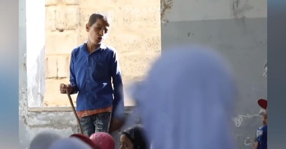 Un niño ciego educa a sus compañeros después de que se destruyera totalmente su escuela