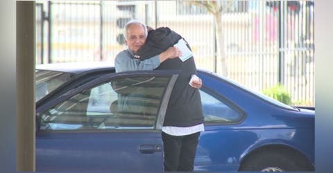 El profesor de 77 años que vive en su auto abraza al ex alumno que le entregó 27 mil dólares
