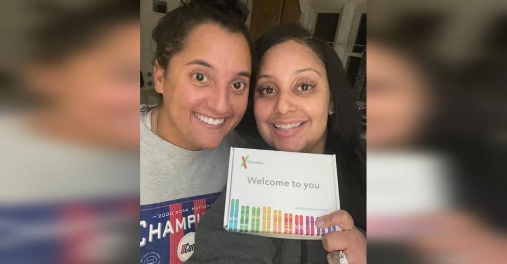 Se conocen en el trabajo y tras hacerse amigas comprueban que son hermanas biológicas Se conocen en el trabajo y tras hacerse amigas comprueban que son hermanas biológicas