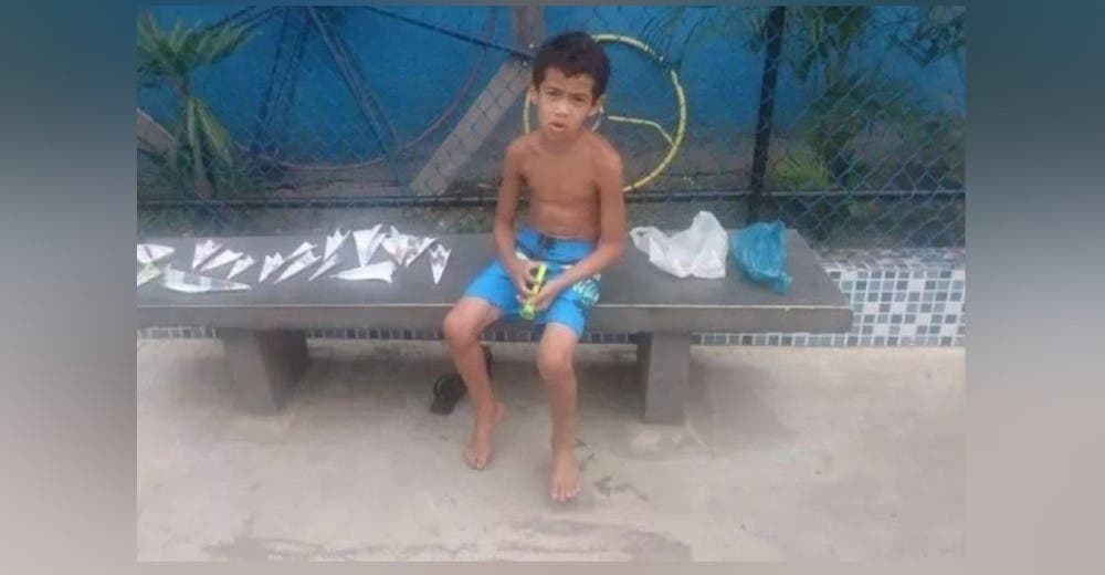 Encuentra a su hijo de 7 años vendiendo aviones de papel en la calle para comprarse un teléfono Encuentra a su hijo de 7 años vendiendo aviones de papel en la calle para comprarse un teléfono
