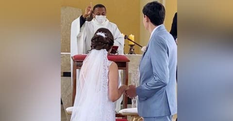 En plena boda el sacerdote hace llorar a una pareja discapacitada a punto de casarse