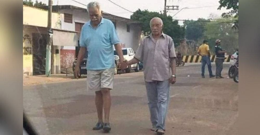Captan a dos abuelitos caminando juntos cada día tomados de la mano Captan a dos abuelitos caminando juntos cada día tomados de la mano