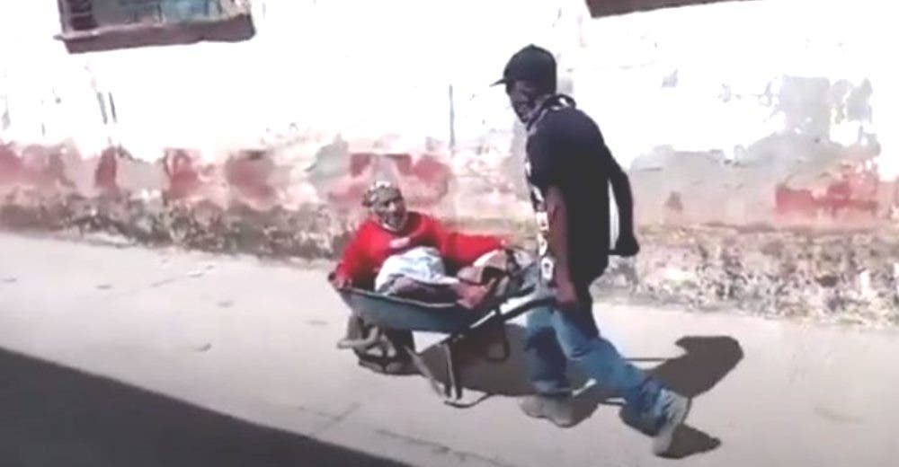 Lleva a su madre de 100 años en una carretilla para que reciba la vacuna que tanto ha esperado Lleva a su madre de 100 años en una carretilla para que reciba la vacuna que tanto ha esperado