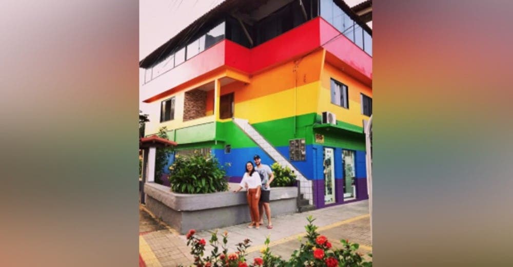 Su casa llama tanto la atención que centenares de personas se detienen a visitarla Su casa llama tanto la atención que centenares de personas se detienen a visitarla