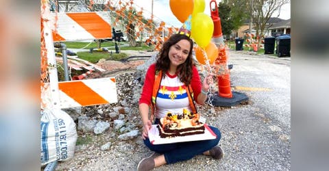 Se planta en la calle a celebrar con un pastel de cumpleaños ante el asombro de los vecinos