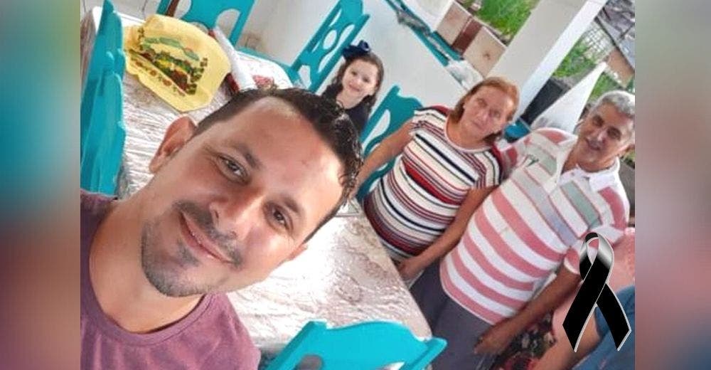 Cuando sale del hospital tras estar en coma se entera de que sus padres habían fallecido Cuando sale del hospital tras estar en coma se entera de que sus padres habían fallecido