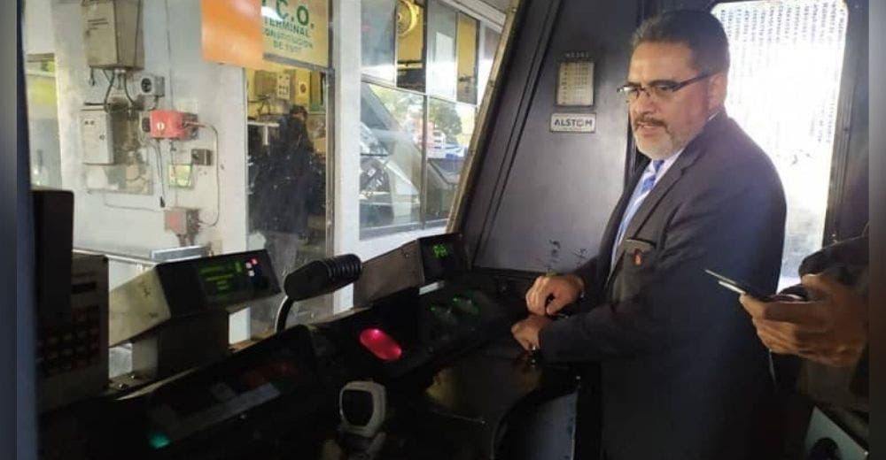 «A este loco, ¿Qué le pasa?- El conductor del metro desconcierta a los pasajeros con su conducta «A este loco, ¿Qué le pasa?- El conductor del metro desconcierta a los pasajeros con su conducta