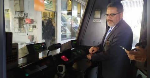 «A este loco, ¿Qué le pasa?- El conductor del metro desconcierta a los pasajeros con su conducta