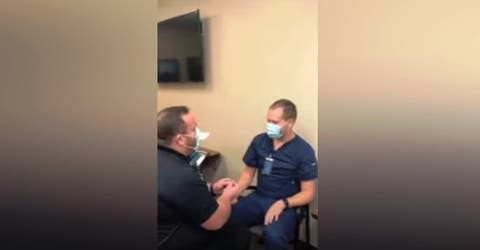 Un paramédico se arrodilla ante en el enfermero que lo vacuna y lo hace llorar
