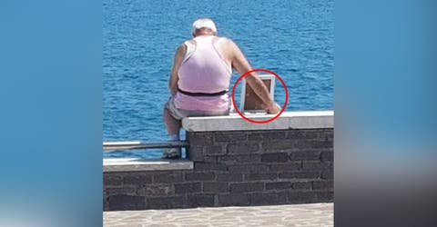 Desconsolado, un hombre de 74 años llora cada día frente al mar con la foto de su esposa
