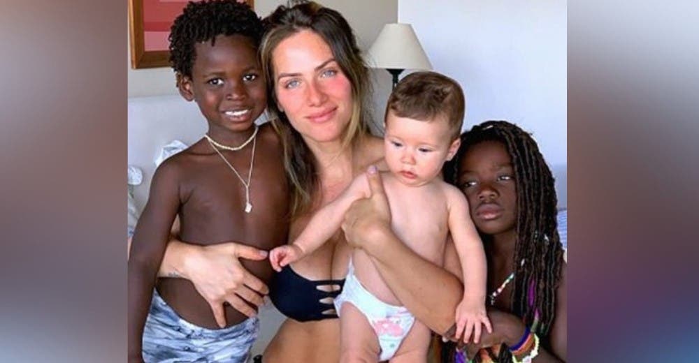 «Adoptar niños no es caridad»- Responde a quienes la señalan por adoptar a niños de color «Adoptar niños no es caridad»- Responde a quienes la señalan por adoptar a niños de color